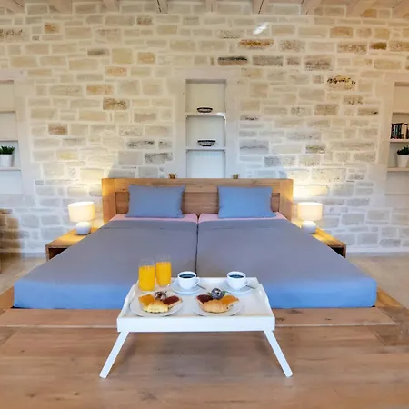 Elia, By Hellocrete Villa
